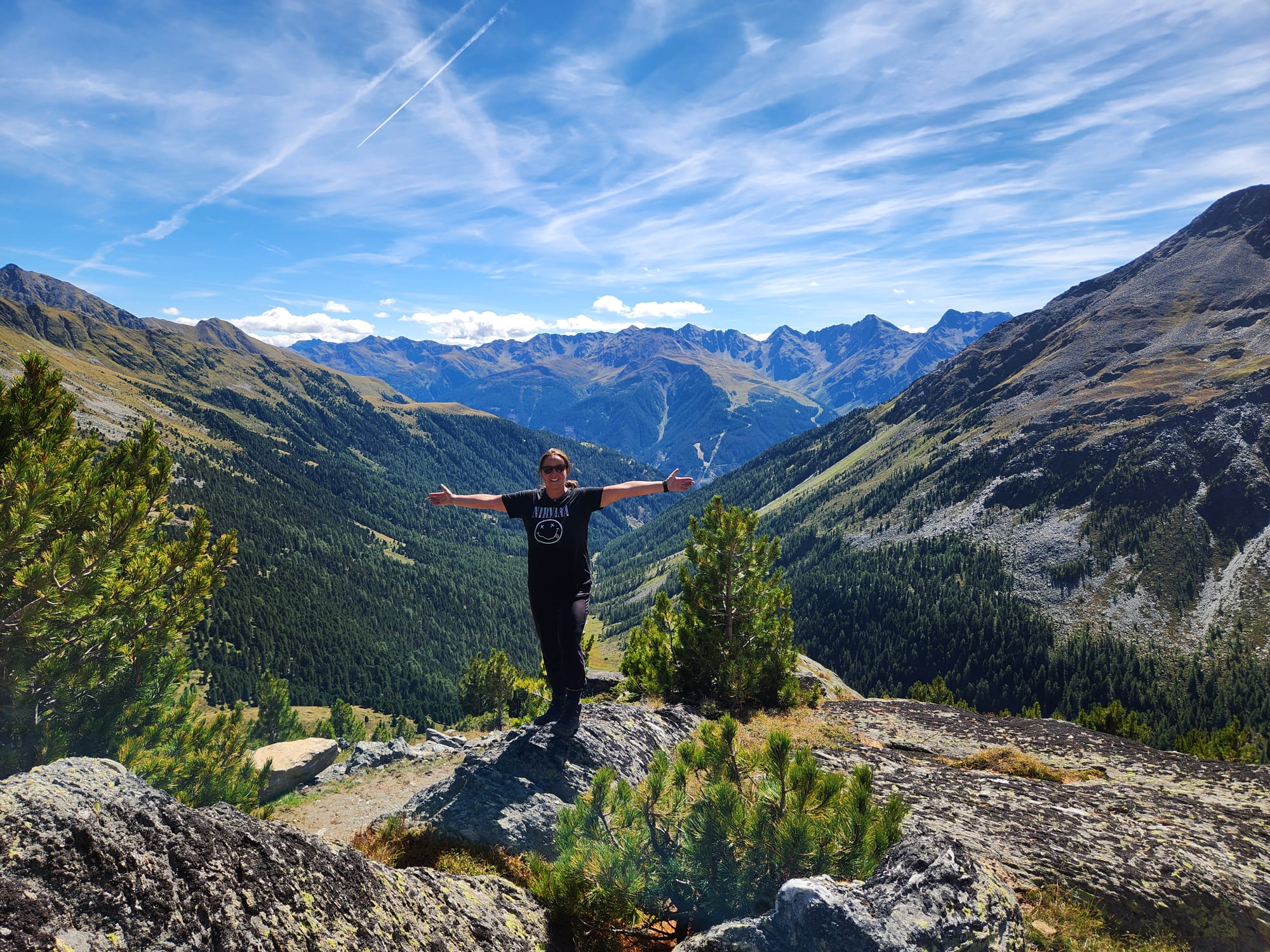 Portrait in den Bergen mit weitem Blick ins Tal